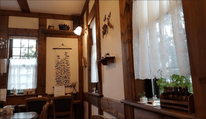 小川駅周辺のカフェくりの木の店内2