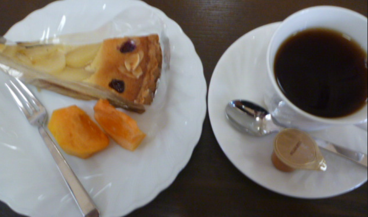 新小平駅近くにあるサン珈琲のケーキとコーヒー