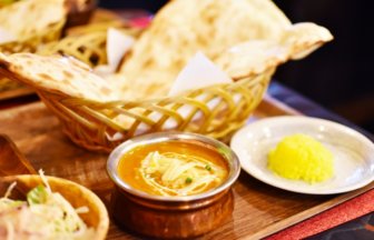 チーズカレーとナンのセット