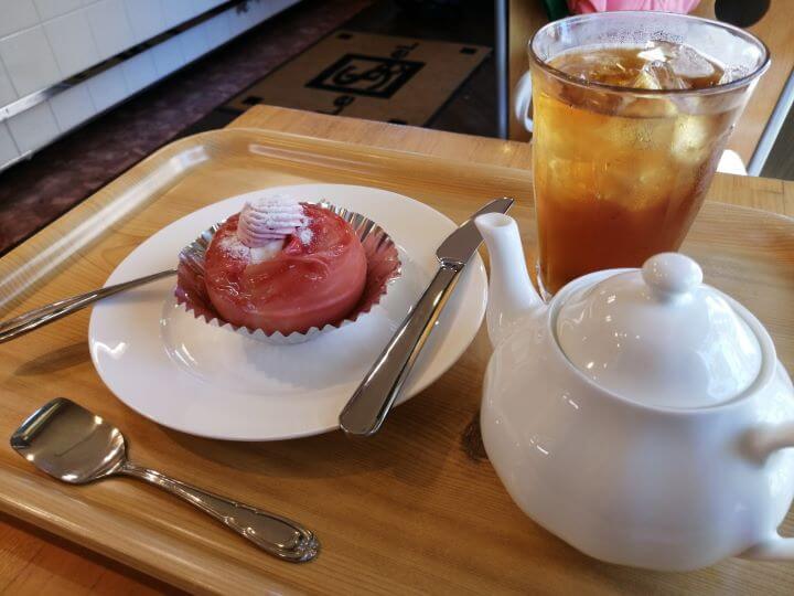 新小平駅周辺にあるケーキ屋ル・セルのモモのペッシュと紅茶