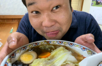 中国宮廷麺なにやの翡翠麺を食べるキム