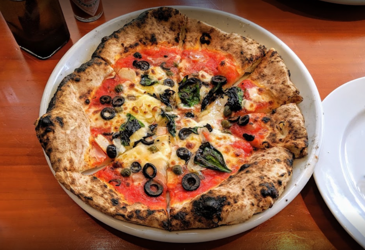 花小金井にあるオシャレなイタリア料理店Pizzeria Ampiaのピザ