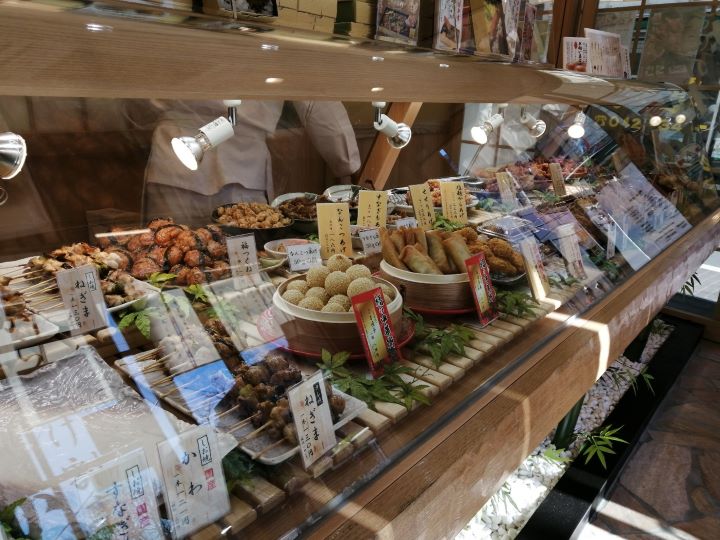 一橋学園駅にある福のからのショーケース1