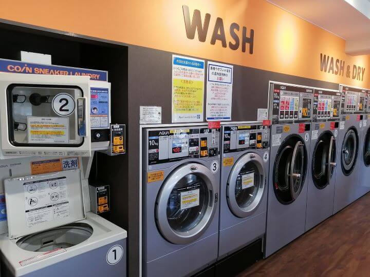 Wash ! Laundry＆Cafe小平仲町店の大型洗濯機とスニーカー用洗濯機
