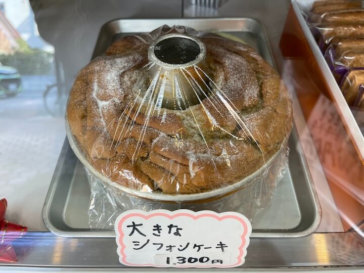 小平市にある洋菓子の店ナイトーの大きなシフォンケーキ