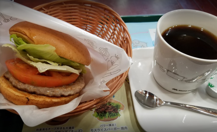 モスバーガー小平駅前店のハンバーガーとコーヒー