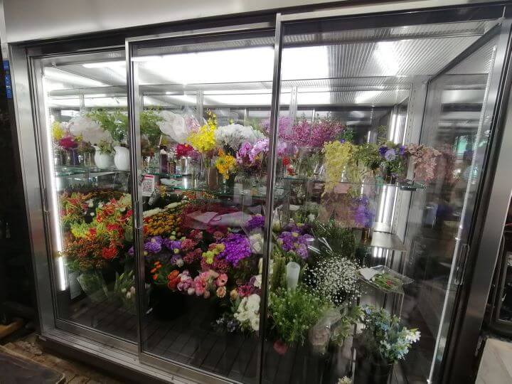 花小金井駅近くにある花屋花のくまがいの店内3