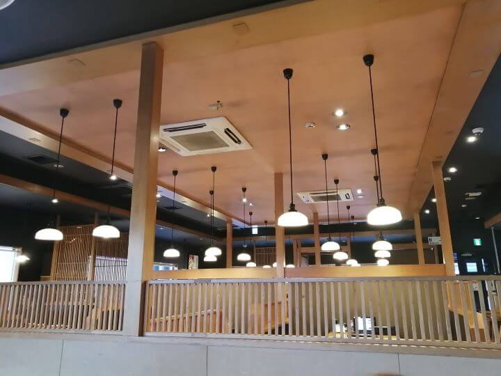 鷹の台駅近くにある焼肉きんぐ小平店の店内