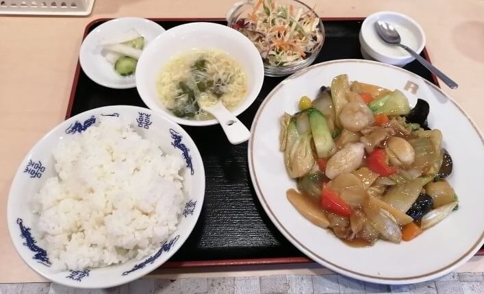 新小平駅にある中華料理店一品菜の八宝菜定食