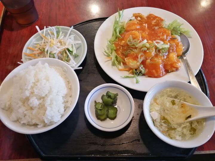 新小平駅にある中華料理店満福楼のエビチリ定食