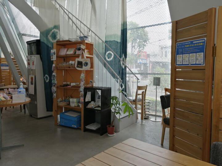 青梅街道駅近くにあるCAZECafeなかまちの開放感ある店内